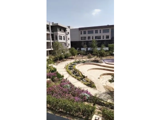 شقة للبيع في كمبوند اب هيلز ريزيدنس التجمع تشطيب حديث اول سكن استلام فوري